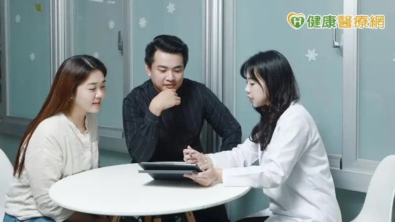 海外子女透過手機視訊參與父母的診間諮詢